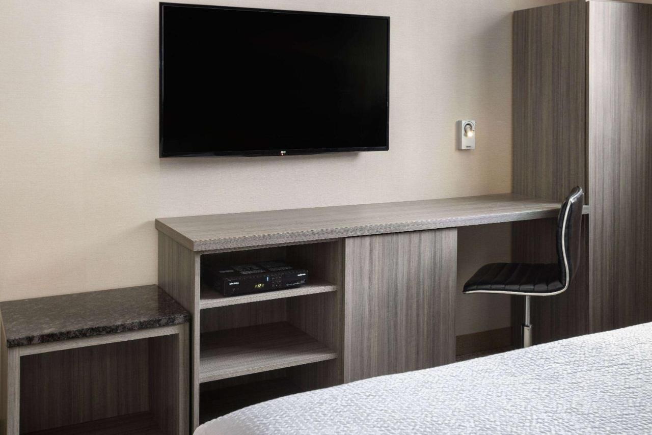 Ramada By Wyndham Bronx Hotell New York Exteriör bild