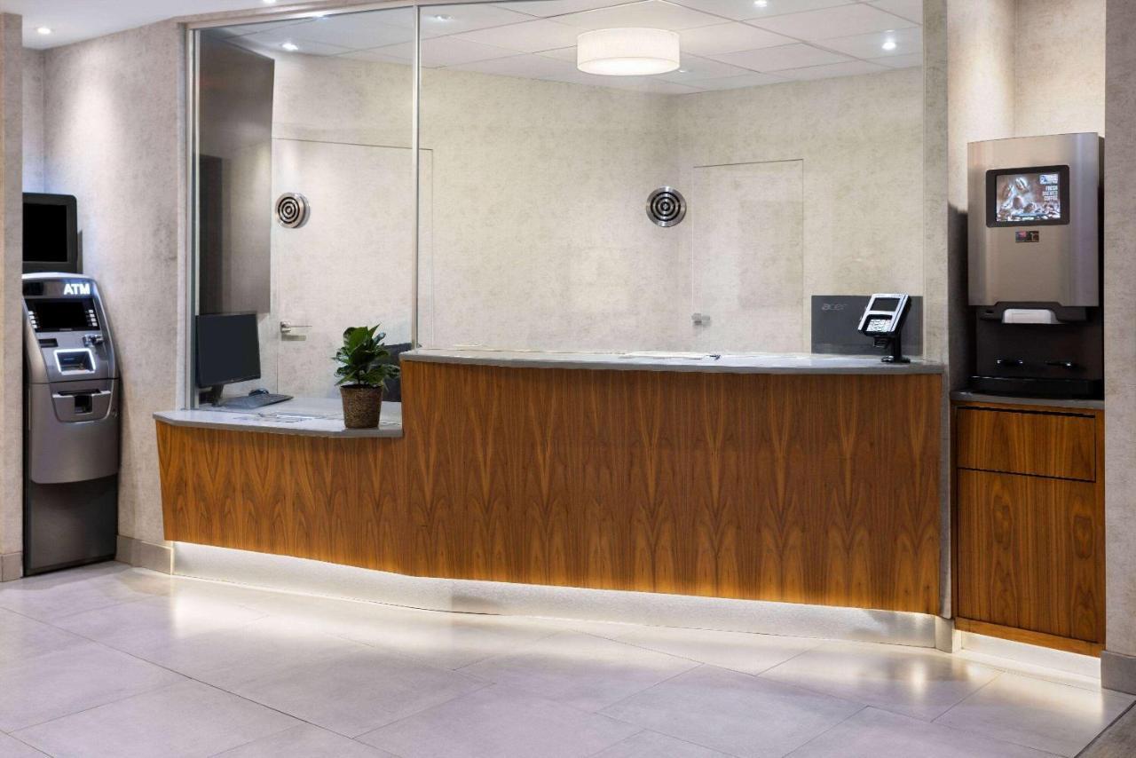 Ramada By Wyndham Bronx Hotell New York Exteriör bild