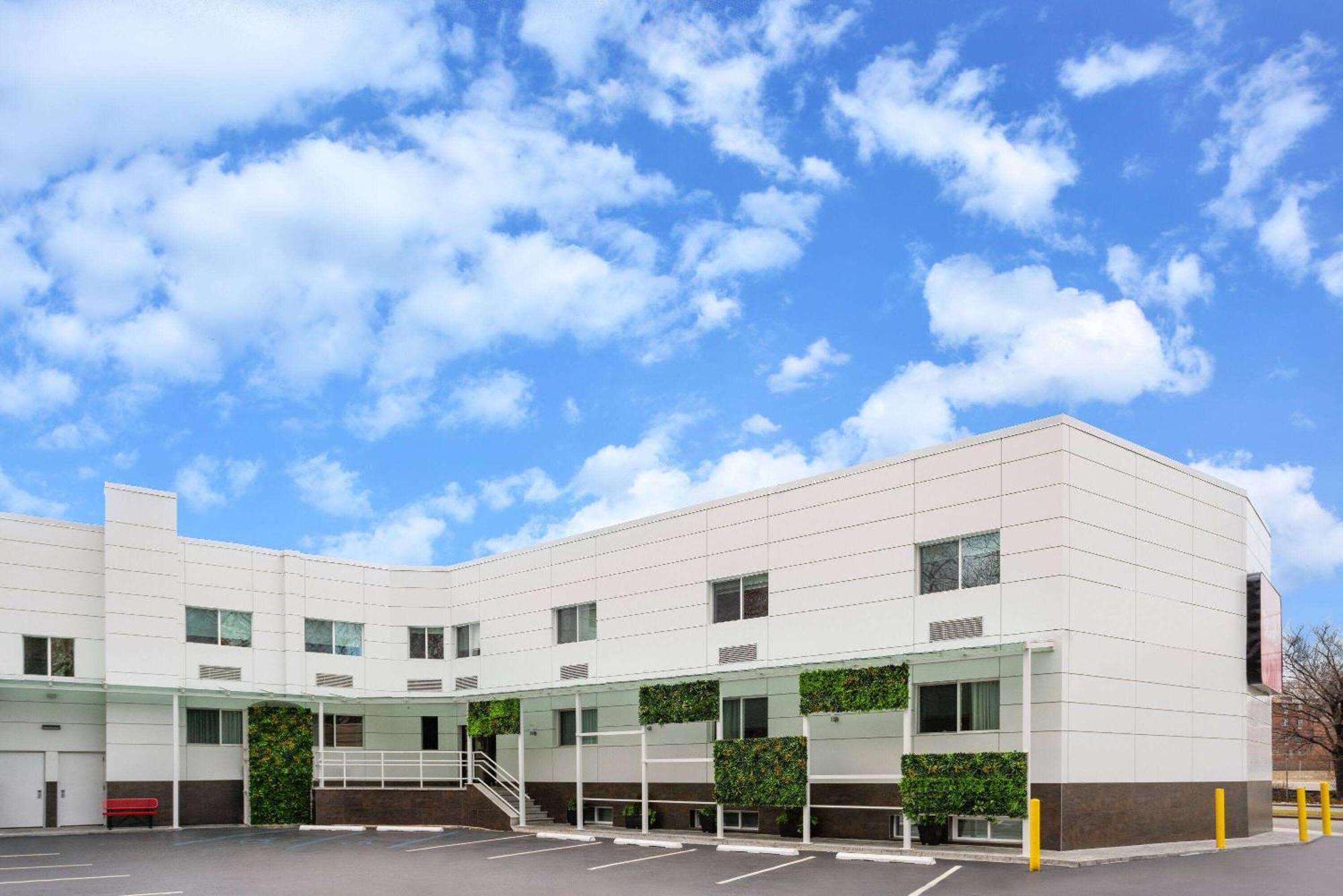 Ramada By Wyndham Bronx Hotell New York Exteriör bild
