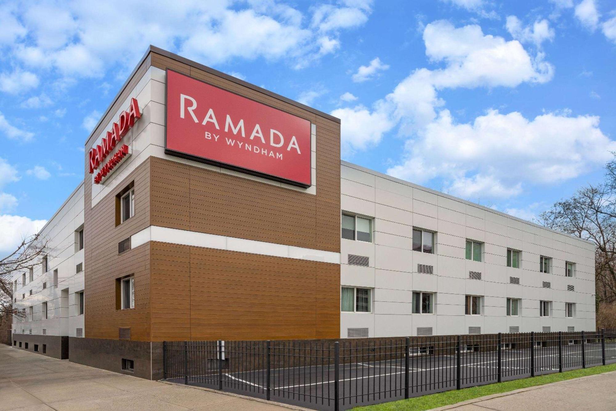 Ramada By Wyndham Bronx Hotell New York Exteriör bild