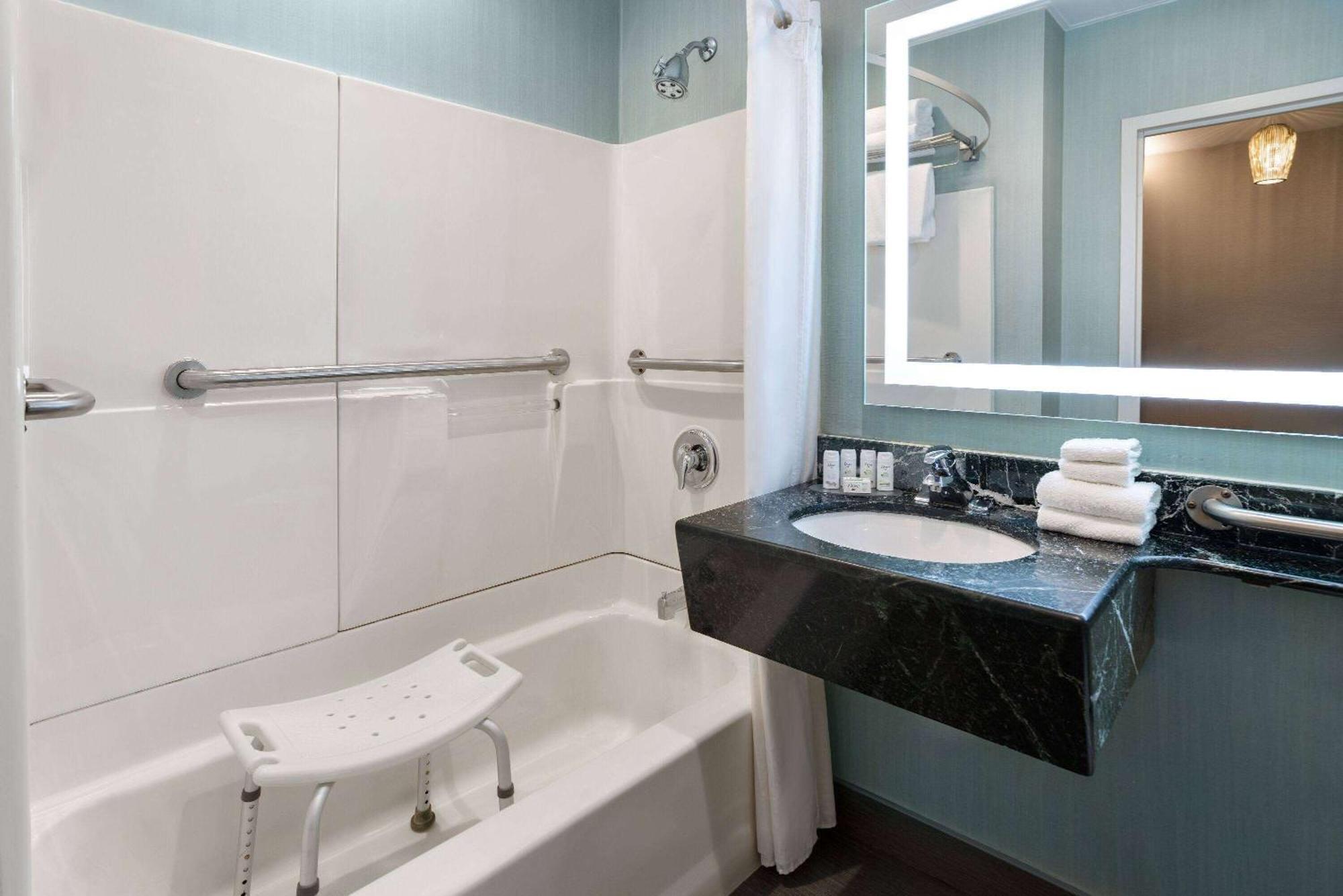 Ramada By Wyndham Bronx Hotell New York Exteriör bild