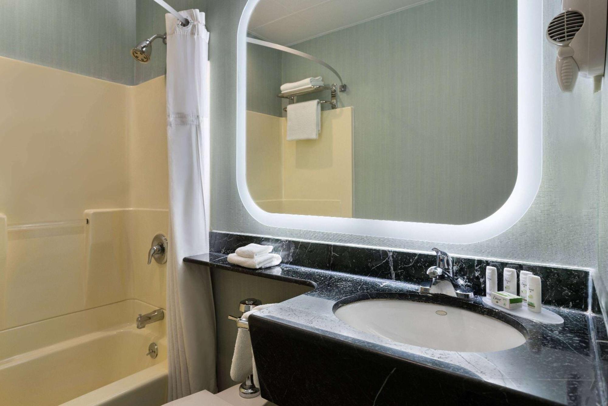 Ramada By Wyndham Bronx Hotell New York Exteriör bild